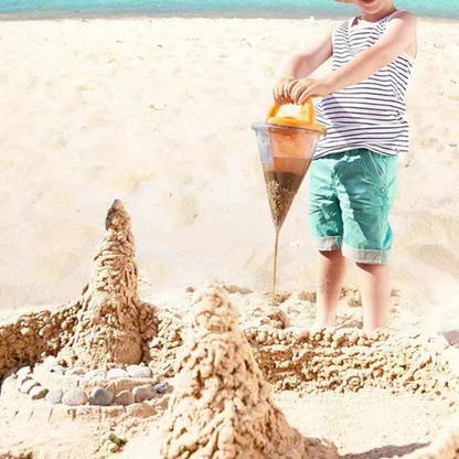 Kreativ sandleksak i konform för strandlek
